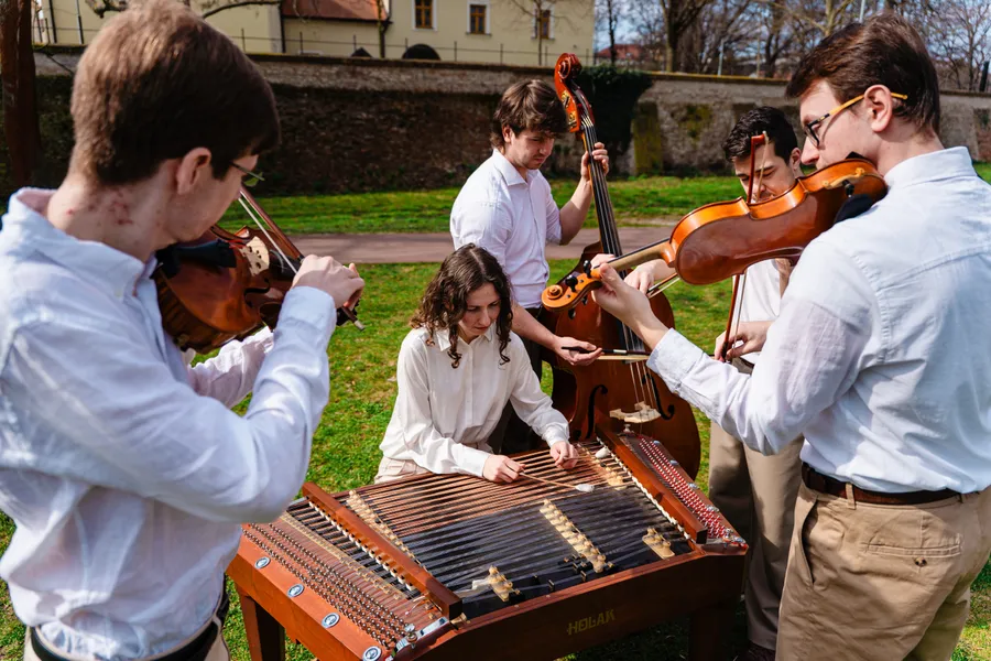 Kapela Zornička při hře — pohled shora na cimbál a muzikanty