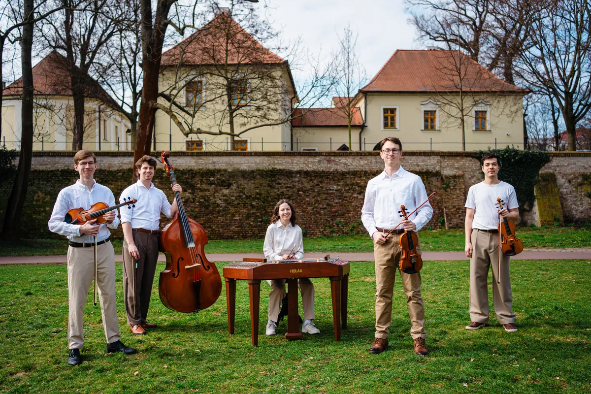 Kapela Zornička — skupinový portrét před historickým zámkem