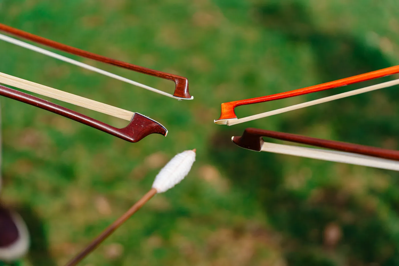 Detail napjatých strun houslí — soustředění před tónem, umělecký záběr z focení kapely Zornička