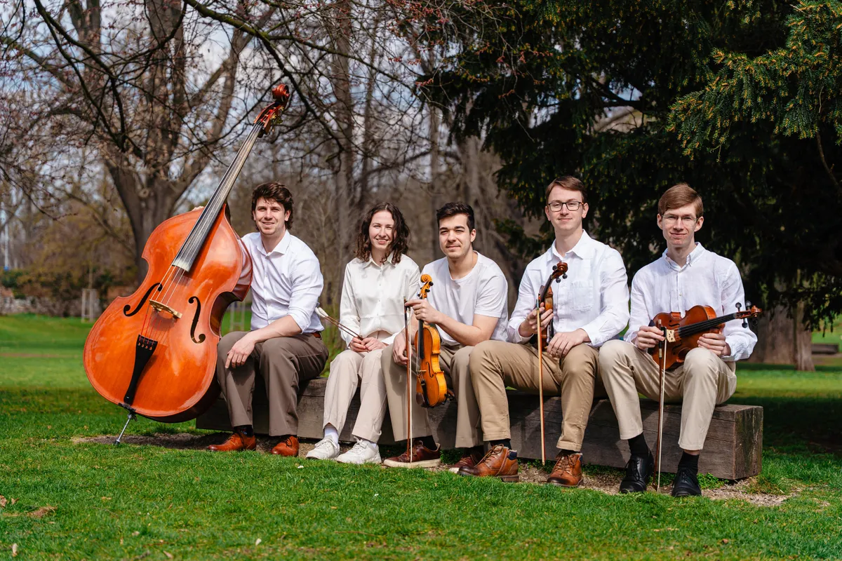 Kapela Zornička odpočívá na lavičce s nástroji