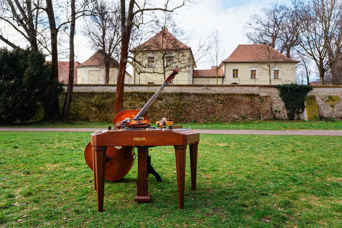 Zátiší nástrojů kapely Zornička na trávě před zámkem